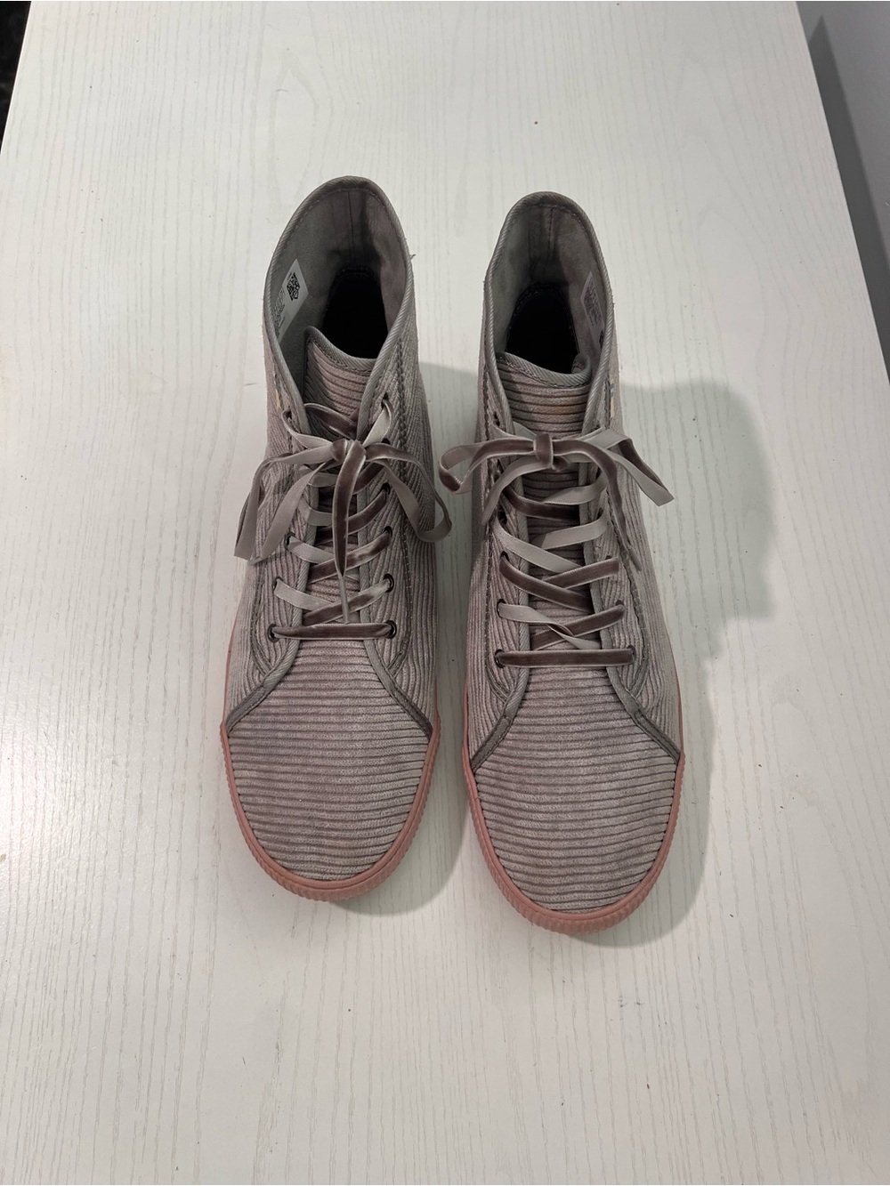 Men's High-Top Casual Sneakers in Light Gray with Pink Trim Toms